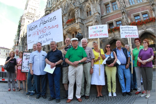 Mitglieder der Mietergemeinschaft demonstrieren vor dem Rathaus Mitglieder der Mietergemeinschaft demonstrieren vor dem Rathaus